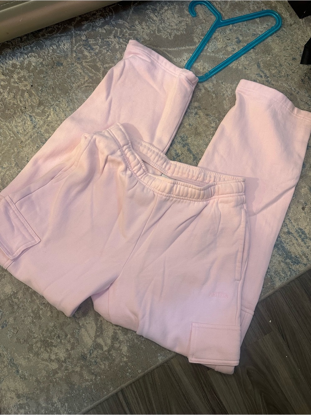 Aritzia Villa pink cargo Joggers